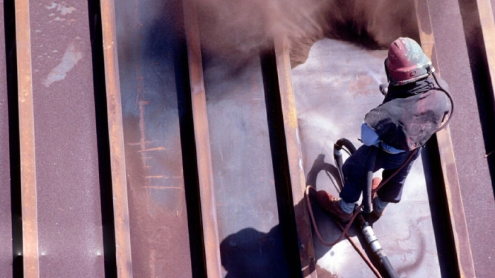 از بین بردن زنگ زدگی ورق گالوانیزه با سندبلاست